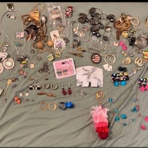 Woman’s HUGE jewelry lot !